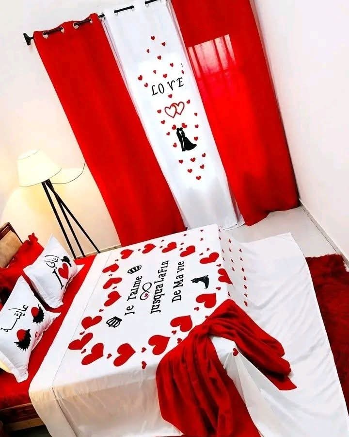 فراش أبيض وأحمر بقلوب مع ستائر Love